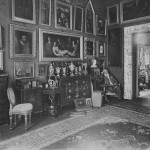 Fotografo non identificato, Giuseppe Primoli nel suo appartamento al primo piano di Palazzo Primoli, 1911-1913 circa. Roma, Fondazione Primoli